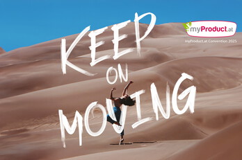 Frau in der Wüste mit Schriftzug "Keep on Moving".